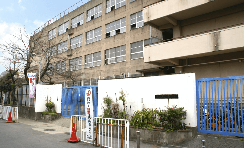 岩田西小学校徒歩5分（約390ｍ）